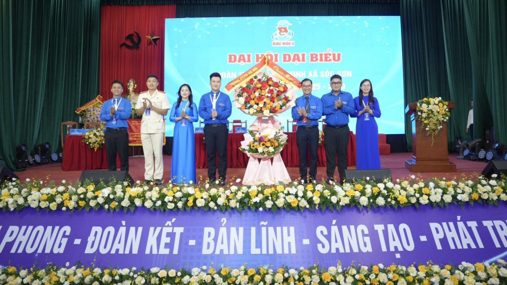 Đại hội đón nhận hoa chúc mừng từ Thành đoàn Hà Nội