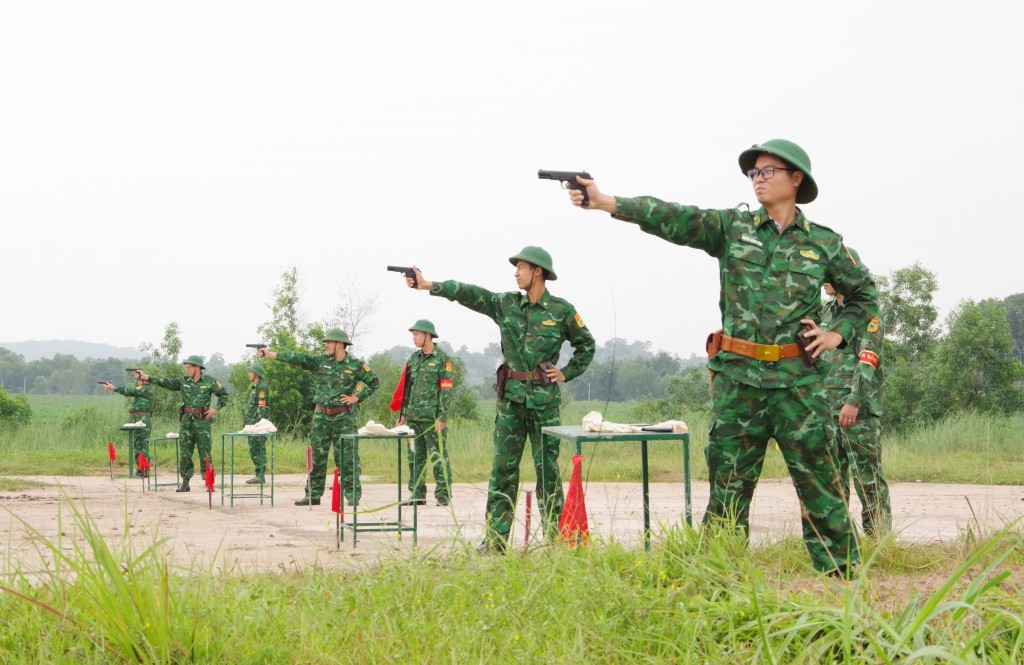 ngoài bài bắn AK còn được kiểm tra bằng súng ngắn K54 ngoài bài bắn AK còn được kiểm tra bằng súng ngắn K54