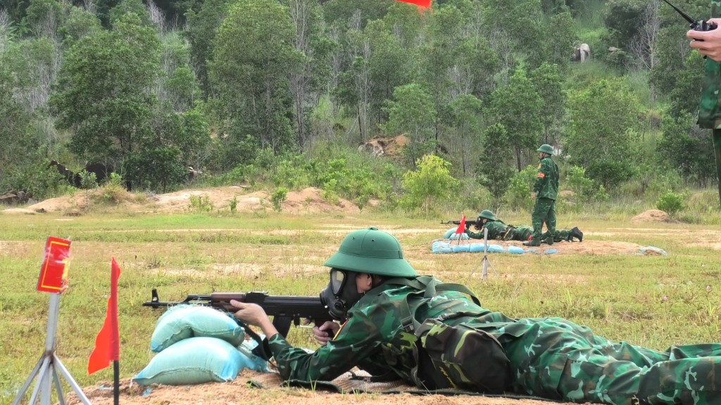 Các chiến sĩ kiểm tra bắn đạn thật Các chiến sĩ kiểm tra bắn đạn thật