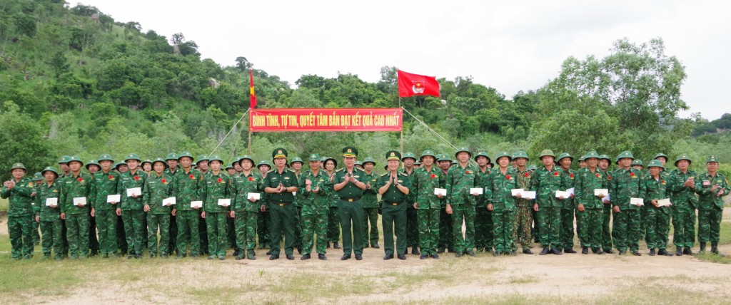 Bộ Chỉ huy tặng hoa điểm 10 ngay tại trường bắn Bộ Chỉ huy tặng hoa điểm 10 ngay tại trường bắn