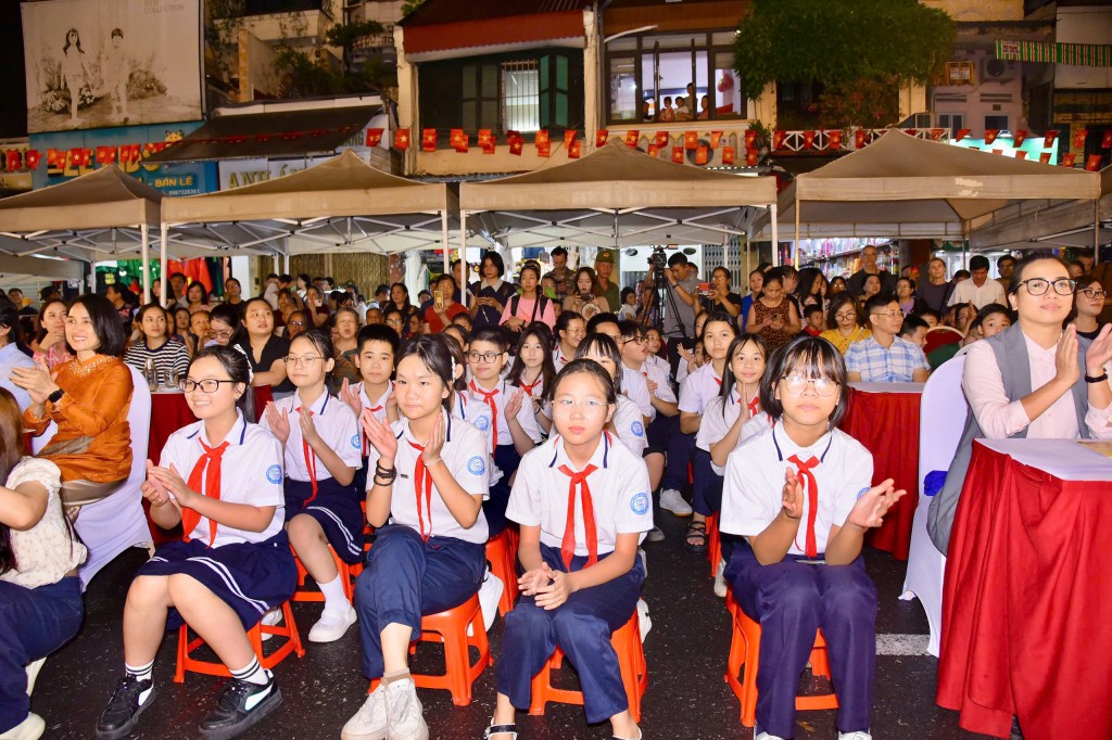 Lễ hội Trung thu Phố cổ năm 2025 thu hút hàng trăm thiếu nhi trên địa bàn tới tham dự