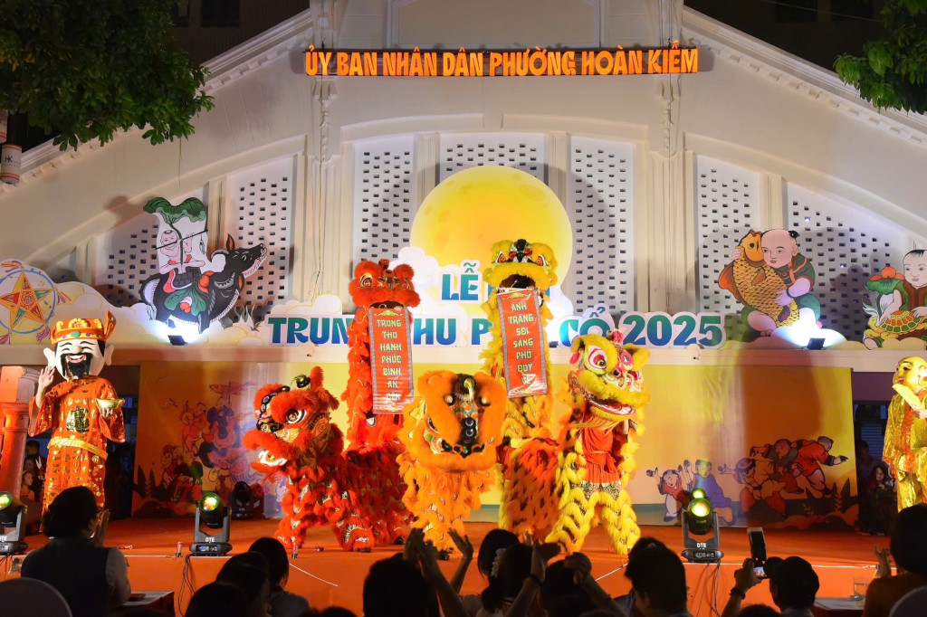 Màn múa lân sư tử tại Lễ hội Trung thu Phố cổ năm 2025