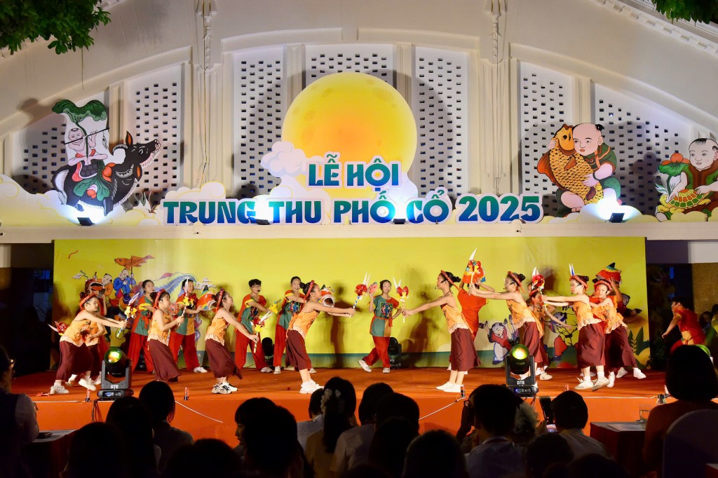 Tiết mục rước đèn, múa sư tử được các em thiếu nhi biểu diễn tại lễ khai mạc