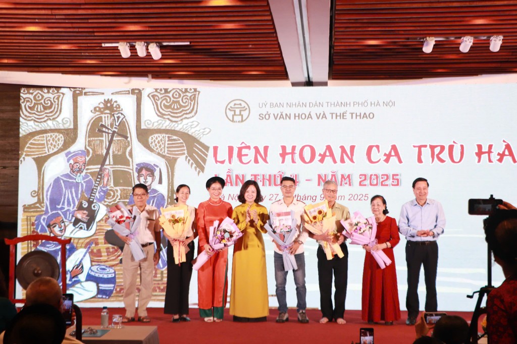 Ban Tổ chức tặng hoa đại diện các đơn vị tham dự Liên hoan