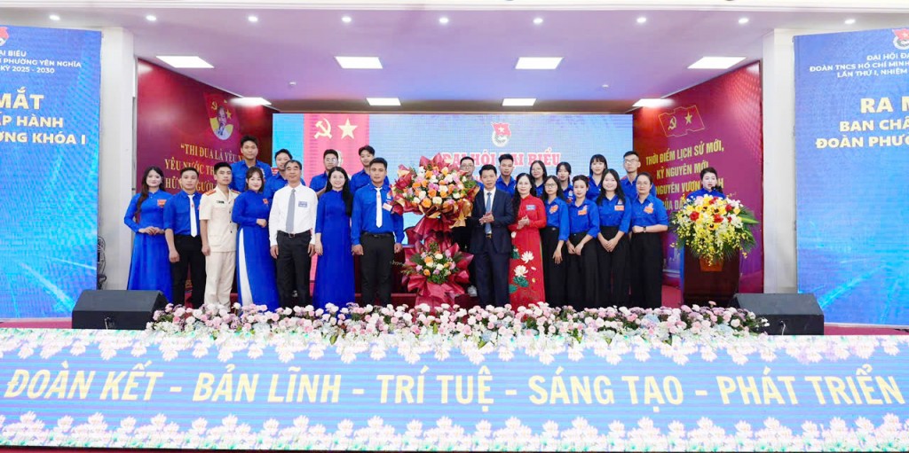 Các đồng chí lãnh đạo phường Yên Nghĩa chúc mừng Ban Chấp hành Đoàn phường nhiệm kỳ 2025 - 2030