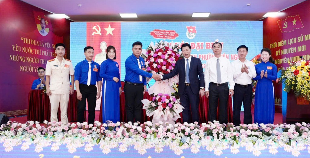 Đồng chí Nguyễn Nguyên Quân - Bí thư Đảng ủy, Chủ tịch HĐND phường cùng các đồng chí lãnh đạo phường tặng hoa chúc mừng đại hội