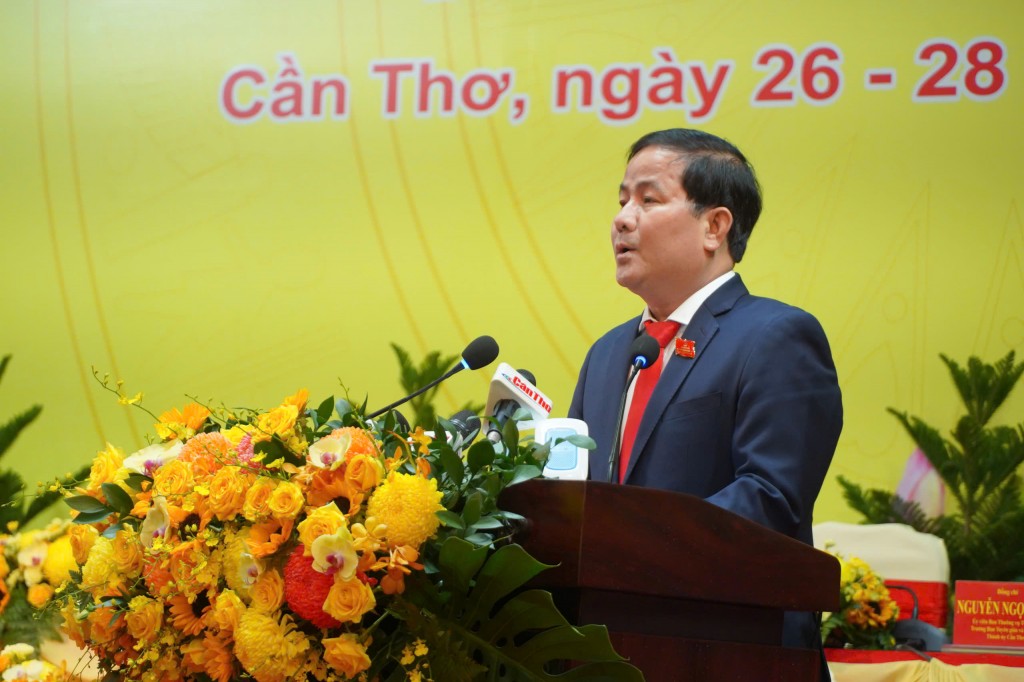 Đồng chí Trần Văn Huyến, Phó Bí thư Thành ủy, thay mặt Đoàn Chủ tịch báo cáo kết quả phiên trù bị Đại hội đại biểu Đảng bộ TP Cần Thơ lần thứ I, nhiệm kỳ 2025-2030.