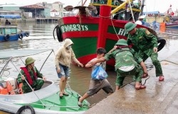 Thủ tướng chỉ đạo tập trung ứng phó bão số 10