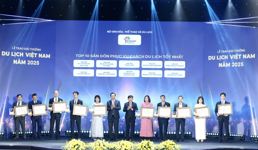 Vinh danh 113 doanh nghiệp, đơn vị tiêu biểu trong lĩnh vực du lịch Vinh danh 113 doanh nghiệp, đơn vị tiêu biểu trong lĩnh vực du lịch