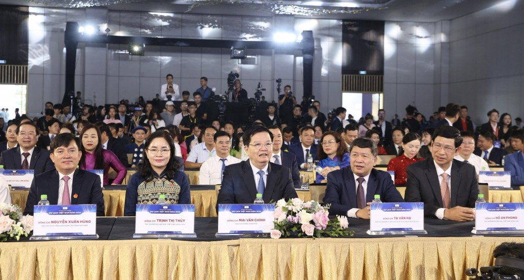 Phó Thủ tướng Chính phủ Mai Văn Chính và các đại biểu dự Lễ trao giải Phó Thủ tướng Chính phủ Mai Văn Chính và các đại biểu dự Lễ trao giải