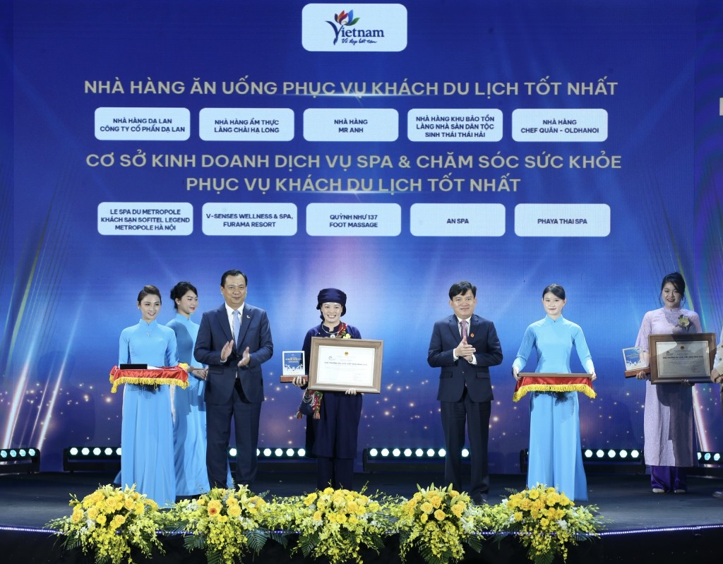 Vinh danh 113 doanh nghiệp, đơn vị tiêu biểu trong lĩnh vực du lịch Vinh danh 113 doanh nghiệp, đơn vị tiêu biểu trong lĩnh vực du lịch