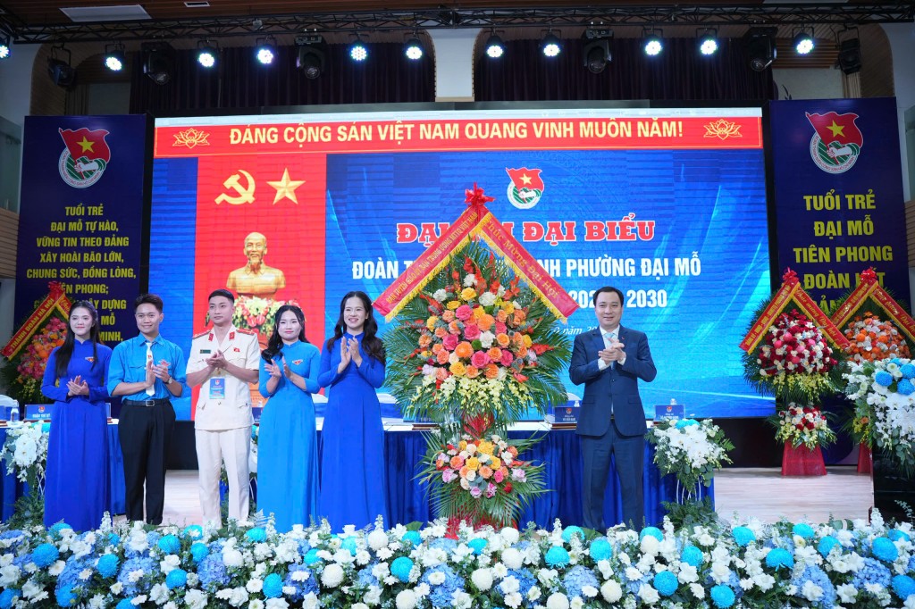 Đồng chí Vũ Văn Tiến - Uỷ viên Đoàn Chủ tịch, Trưởng ban Tuyên giáo Trung ương MTTQ Việt Nam tặng hoa chúc mừng Đại hội Đồng chí Vũ Văn Tiến - Uỷ viên Đoàn Chủ tịch, Trưởng ban Tuyên giáo Trung ương MTTQ Việt Nam tặng hoa chúc mừng Đại hội