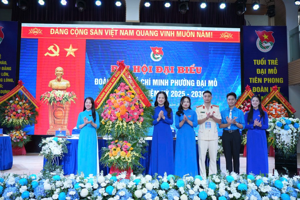 Đồng chí Nguyễn Thị Huyền Trang, Uỷ viên BCH Thành đoàn, Phó Trưởng ban Công tác Đoàn và Thanh thiếu nhi Cơ quan MTTQ Việt Nam TP Hà Nội Đồng chí Nguyễn Thị Huyền Trang, Uỷ viên BCH Thành đoàn, Phó Trưởng ban Công tác Đoàn và Thanh thiếu nhi Cơ quan MTTQ Việt Nam TP Hà Nội