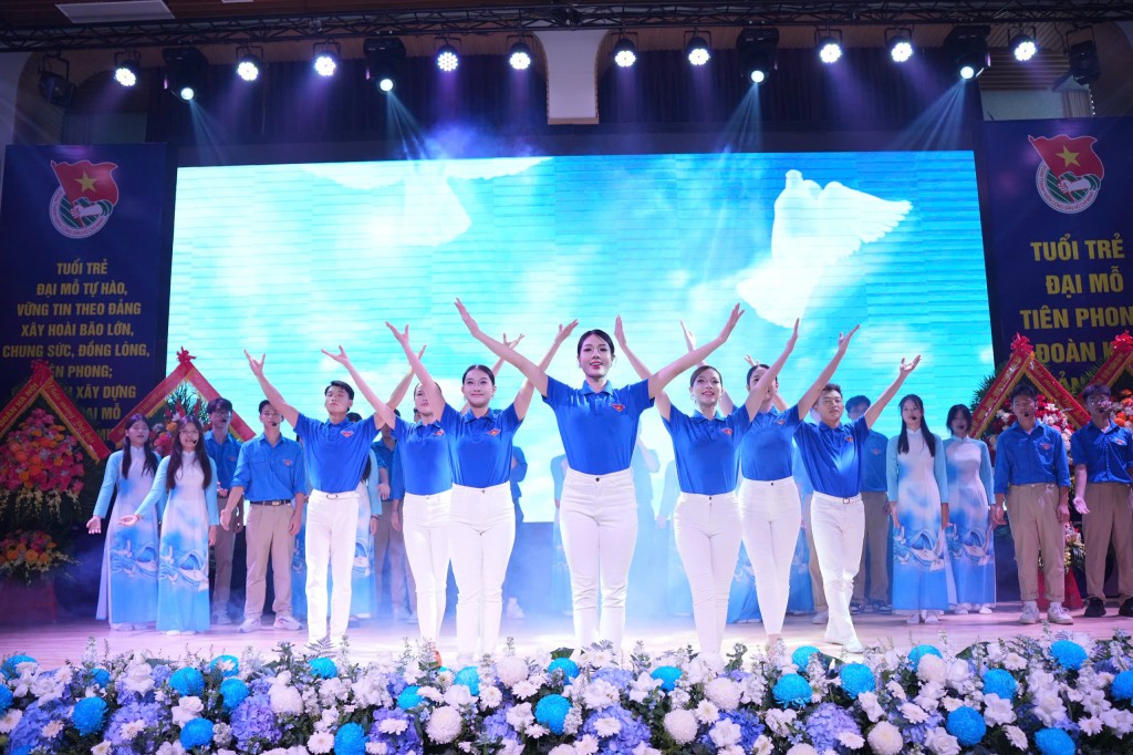 Tuổi trẻ Đại Mỗ tự hào, vững tin theo Đảng Tuổi trẻ Đại Mỗ tự hào, vững tin theo Đảng