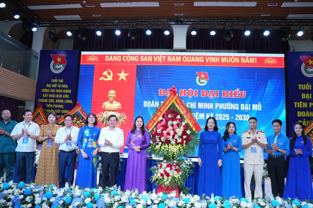 Đồng chí Nguyễn Thị Hoài Thu - Phó Bí thư Thường trực Đảng uỷ phường Đại Mỗ cùng các đồng chí lãnh đạo Đảng uỷ, HĐND, UBND, Uỷ ban MTTQ Việt Nam phường Đại Mỗ tặng hoa chúc mừng Đại hội. Đồng chí Nguyễn Thị Hoài Thu - Phó Bí thư Thường trực Đảng uỷ phường Đại Mỗ cùng các đồng chí lãnh đạo Đảng uỷ, HĐND, UBND, Uỷ ban MTTQ Việt Nam phường Đại Mỗ tặng hoa chúc mừng Đại hội.