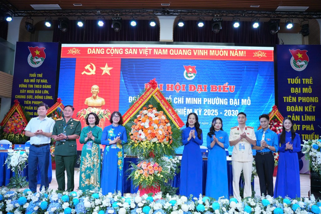 Lãnh đạo Uỷ ban MTTQ Việt Nam phường Đại Mỗ cùng đại biểu các đoàn thể tặng hoa chúc mừng Đại hội Lãnh đạo Uỷ ban MTTQ Việt Nam phường Đại Mỗ cùng đại biểu các đoàn thể tặng hoa chúc mừng Đại hội