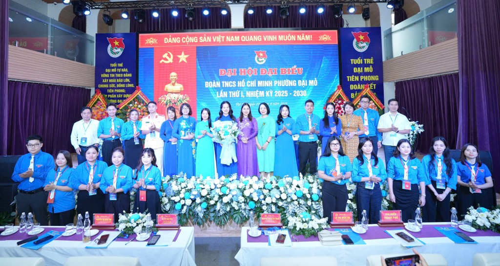 Phó Bí thư Thường trực Đảng uỷ phường Đại Mỗ cùng các đồng chí lãnh đạo Đảng uỷ, HĐND, UBND, Uỷ ban MTTQ Việt Nam phường Đại Mỗ chúc mừng Ban chấp Đoàn phường Đại Mỗ nhiệm kỳ 2025 - 2030 Phó Bí thư Thường trực Đảng uỷ phường Đại Mỗ cùng các đồng chí lãnh đạo Đảng uỷ, HĐND, UBND, Uỷ ban MTTQ Việt Nam phường Đại Mỗ chúc mừng Ban chấp Đoàn phường Đại Mỗ nhiệm kỳ 2025 - 2030