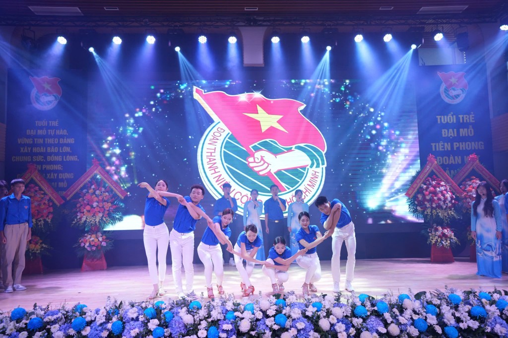 Tuổi trẻ Đại Mỗ tự hào, vững tin theo Đảng Tuổi trẻ Đại Mỗ tự hào, vững tin theo Đảng