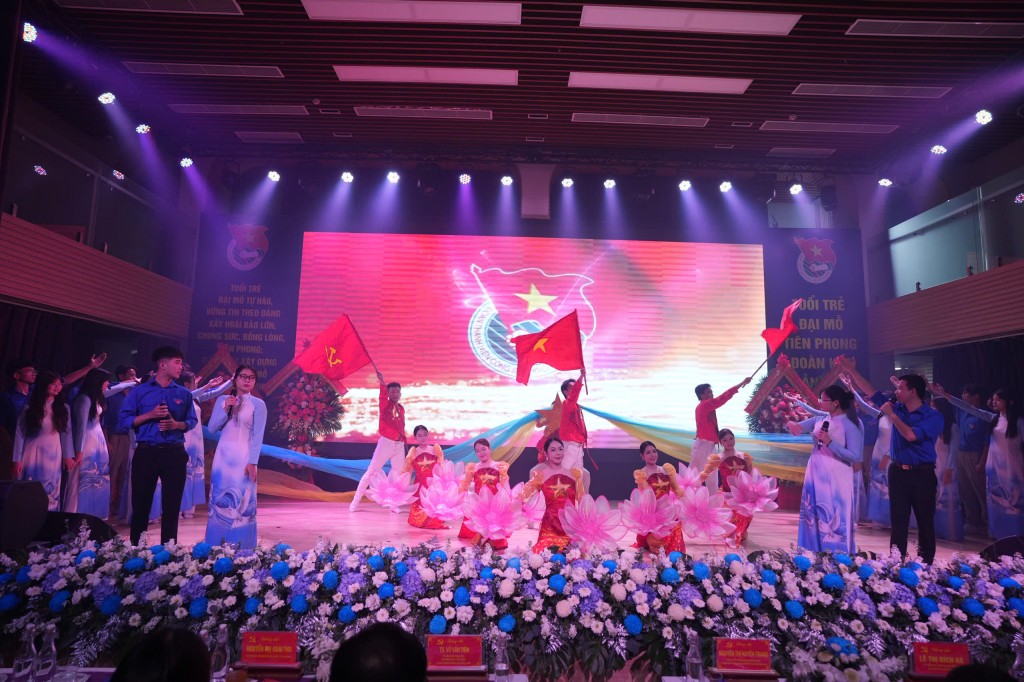 Một số tiết mục văn nghệ của các bạn đoàn viên thanh niên chào mừng Đại hội Một số tiết mục văn nghệ của các bạn đoàn viên thanh niên chào mừng Đại hội