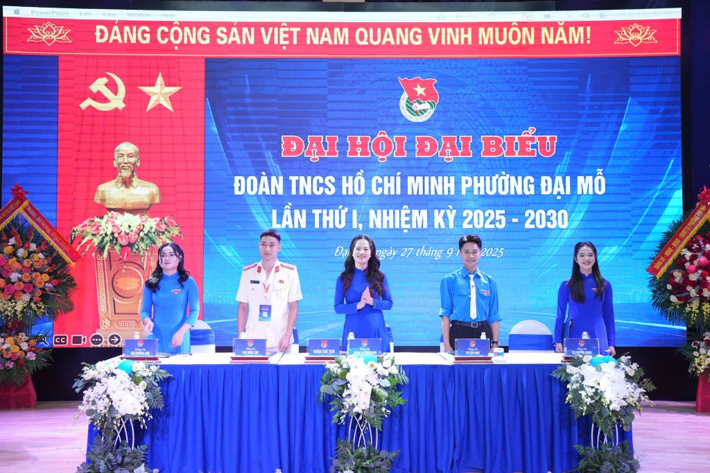 Đoàn Chủ tịch điều hành phiên làm việc tại Đại hội Đoàn phường Đại Mỗ.