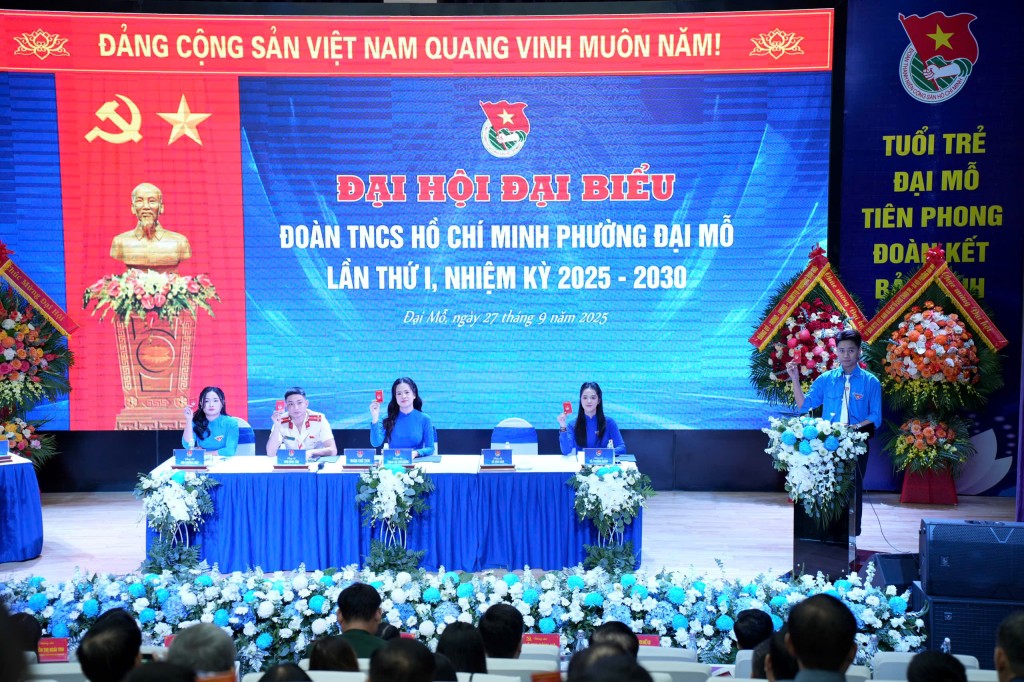 Đoàn Chủ tịch điều hành phiên làm việc tại Đại hội Đoàn phường Đại Mỗ.