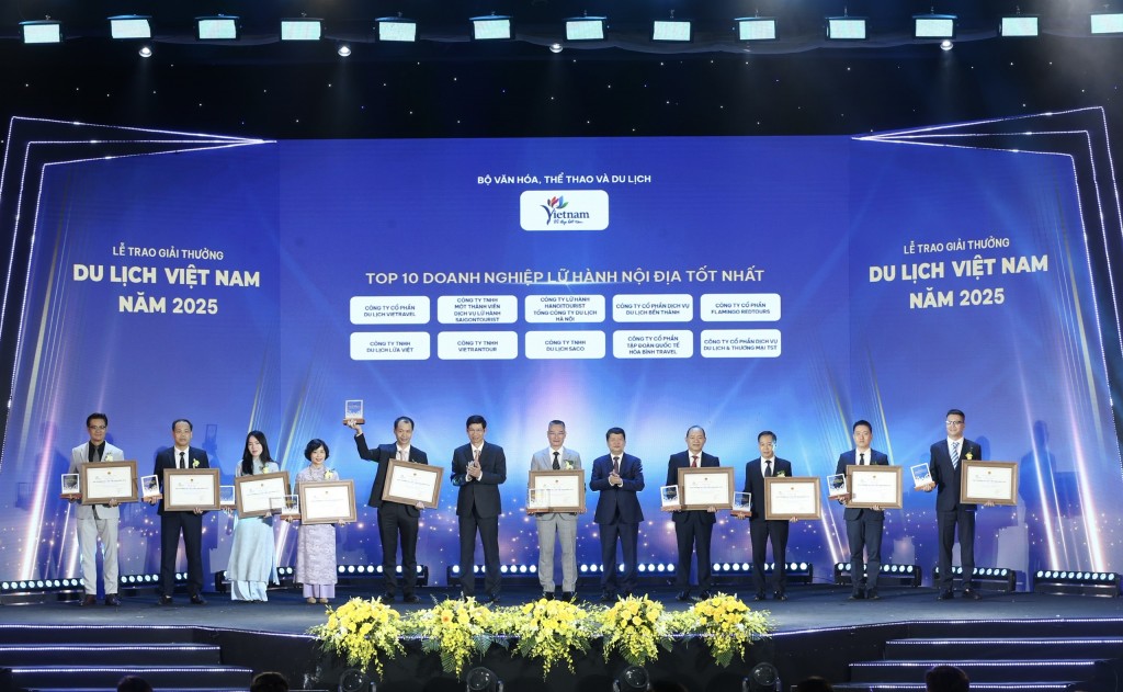 Vinh danh 113 doanh nghiệp, đơn vị tiêu biểu trong lĩnh vực du lịch Vinh danh 113 doanh nghiệp, đơn vị tiêu biểu trong lĩnh vực du lịch