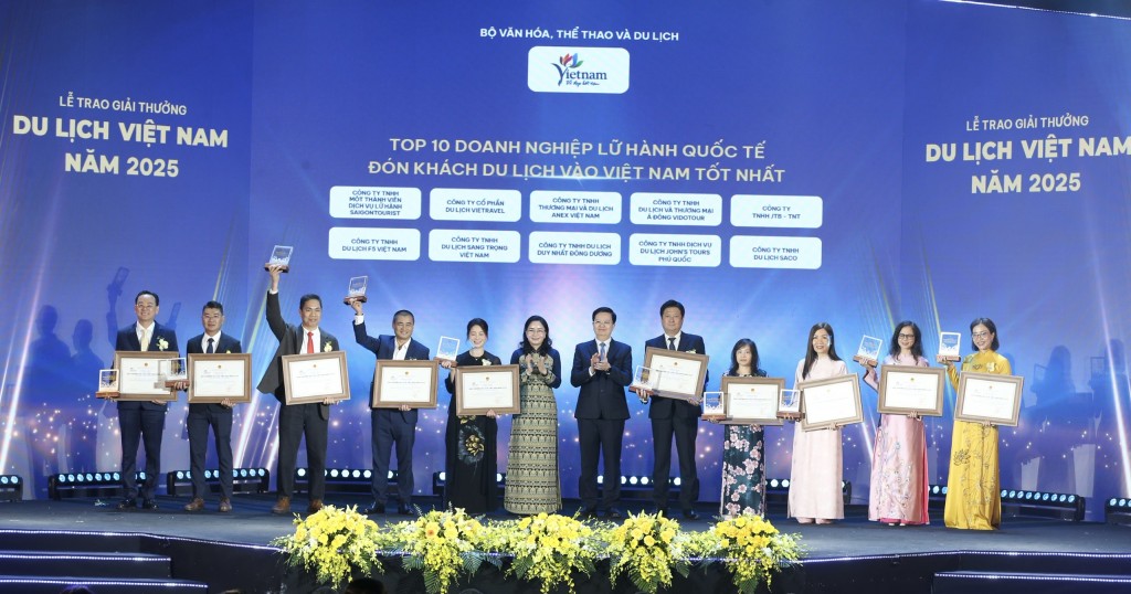 Phó Thủ tướng Chính phủ Mai Văn Chính và Thứ trưởng Bộ VHTTDL Trịnh Thị Thủy trao giải cho 10 doanh nghiệp lữ hành quốc tế đón khách du lịch vào Việt Nam tốt nhất (Ảnh: Trần Huấn) Phó Thủ tướng Chính phủ Mai Văn Chính và Thứ trưởng Bộ VHTTDL Trịnh Thị Thủy trao giải cho 10 doanh nghiệp lữ hành quốc tế đón khách du lịch vào Việt Nam tốt nhất (Ảnh: Trần Huấn)