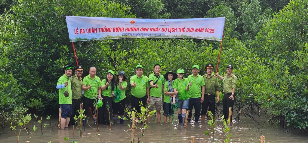 Du khách đến Cà Mau sẽ được trải nghiệm hoạt động trồng rừng trong ngày 27/9. Đây là một hoạt động quảng bá, xúc tiến du lịch Cà Mau năm 2025.
