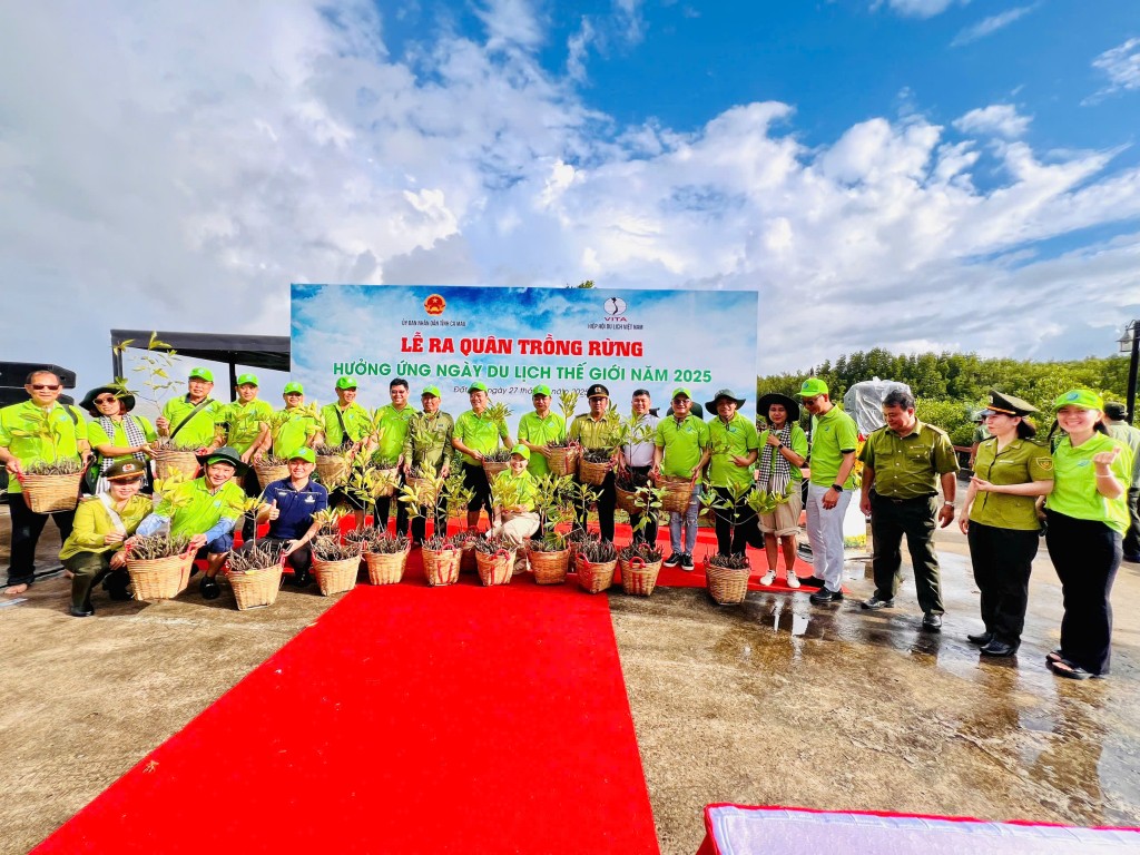 Du khách đến từ TP Hồ Chí Minh 'check in' sau khi trải nghiệm hoạt động trồng rừng tại Cà Màu.