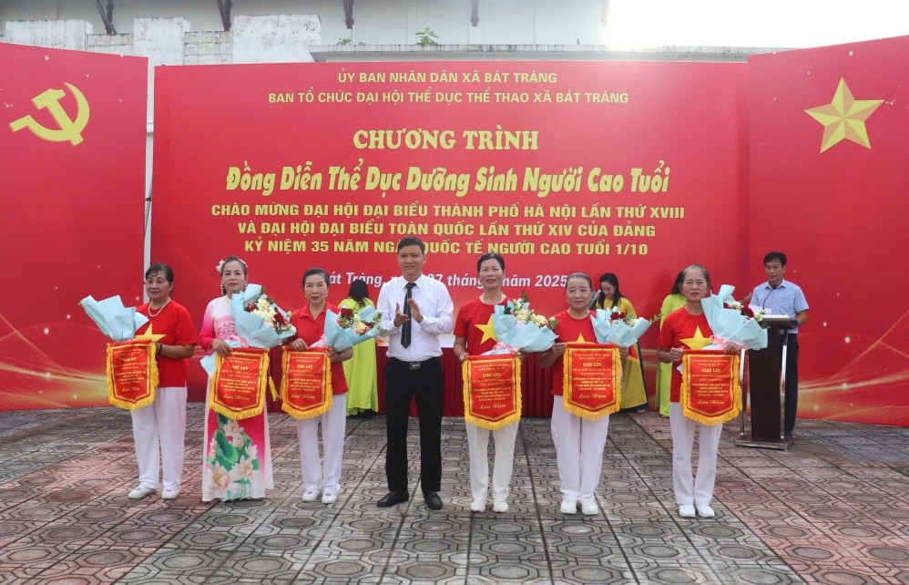 Bát Tràng tổ chức chương trình đồng diễn thể dục dưỡng sinh Người cao tuổi