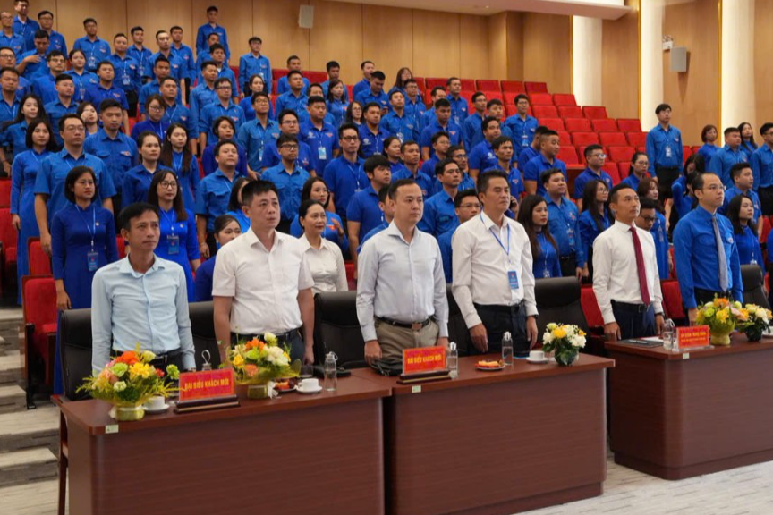 Các vị đại biểu thực hiện nghi thức chào cờ Các vị đại biểu thực hiện nghi thức chào cờ