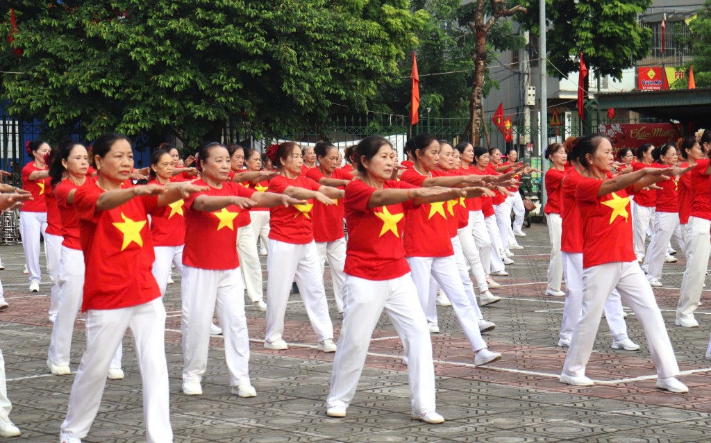 Bát Tràng tổ chức chương trình đồng diễn thể dục dưỡng sinh Người cao tuổi