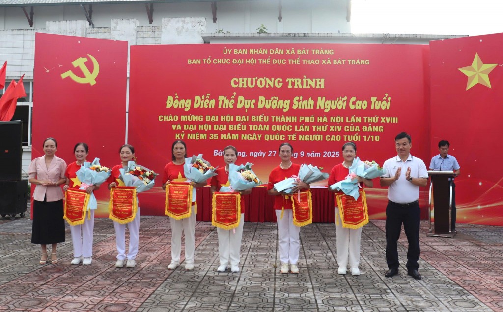Bát Tràng tổ chức chương trình đồng diễn thể dục dưỡng sinh Người cao tuổi
