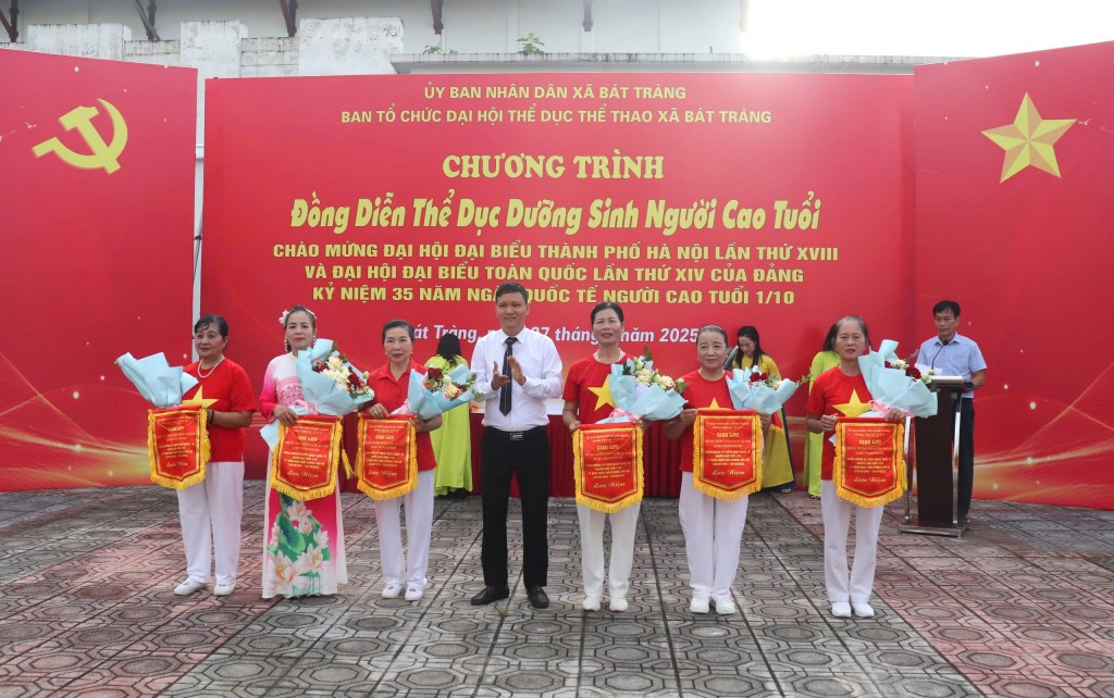Bát Tràng tổ chức chương trình đồng diễn thể dục dưỡng sinh Người cao tuổi Bát Tràng tổ chức chương trình đồng diễn thể dục dưỡng sinh Người cao tuổi