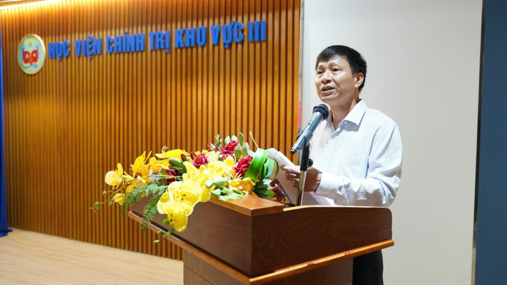 TS. Nguyễn Văn Sơn, Học viện Hành chính và Quản trị công phát biểu đề dẫn hội thảo TS. Nguyễn Văn Sơn, Học viện Hành chính và Quản trị công phát biểu đề dẫn hội thảo