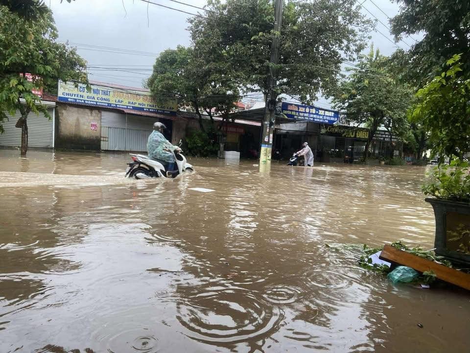 Mưa lớn, nhiều khu vực tại miền Trung bị ngập