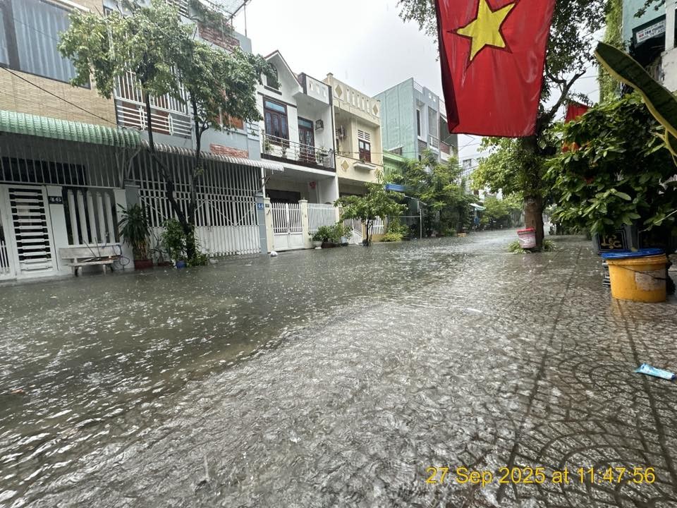 Mưa lớn, nhiều khu vực tại miền Trung bị ngập