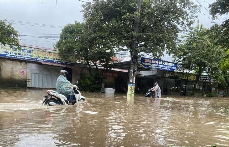 Mưa lớn, nhiều khu vực tại miền Trung bị ngập