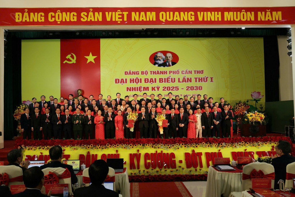 Chủ tịch Quốc hội Trần Thanh Mẫn tặng hoa chúc mừng đại hội