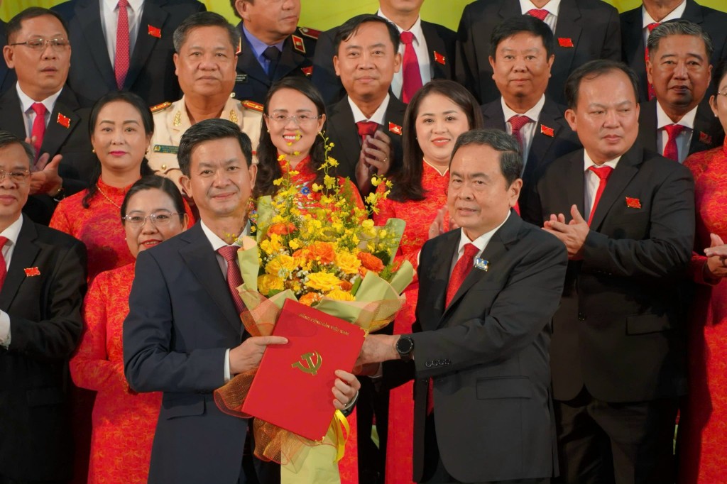 Đồng chí Trần Thanh Mẫn, Ủy viên Bộ Chính trị, Chủ tịch Quốc hội nước Cộng hòa xã hội chủ nghĩa Việt Nam trao Quyết định và tặng hoa cho Đồng chí Bí thư Thành ủy Lê Quang Tùng