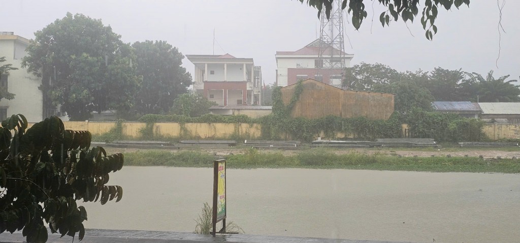 Mưa lớn, nhiều khu vực tại miền Trung bị ngập