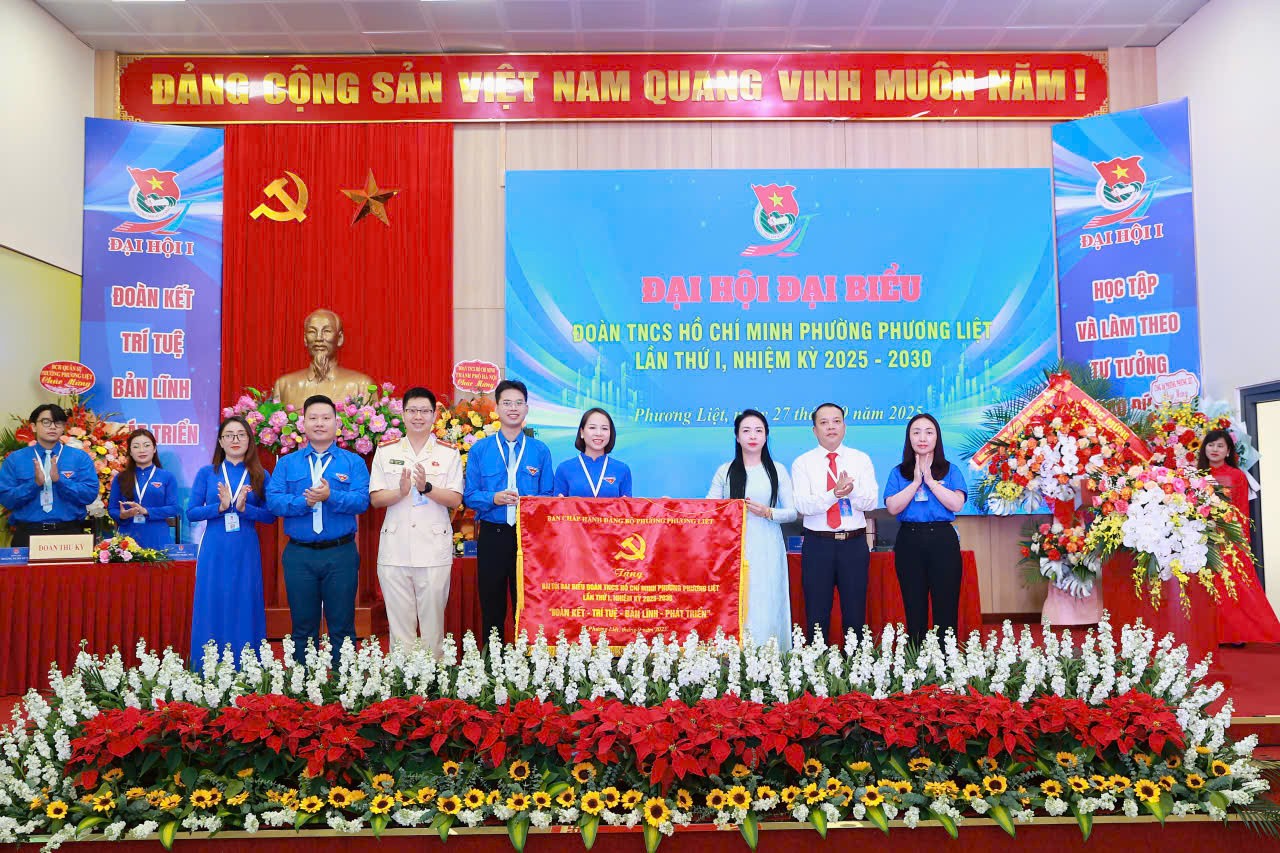 Phó Bí thư Thường trực Đảng ủy phường và đại diện Thường trực HĐND, UBND phường chúc mừng Đại hội và trao tặng bức trướngcủa Ban Chấp hành Đảng bộ phường