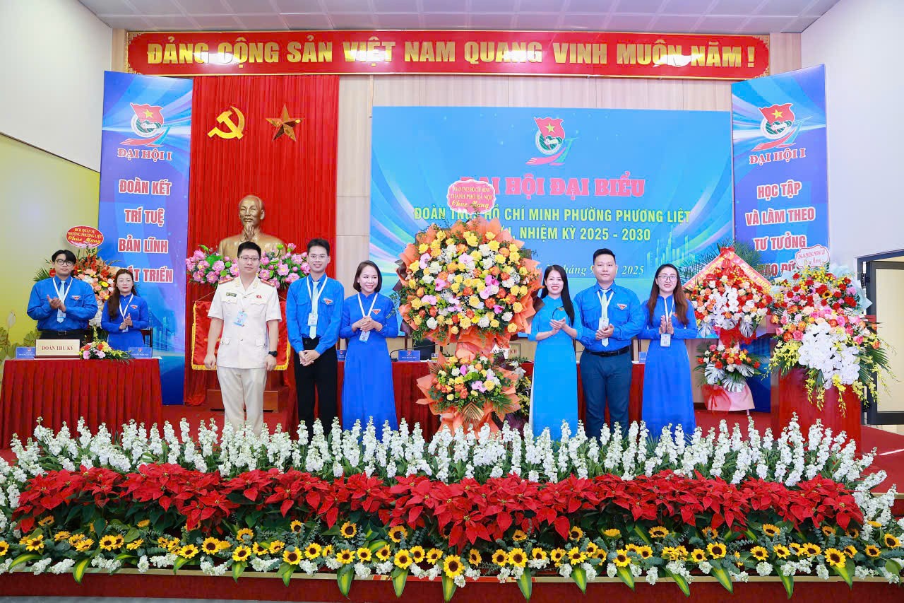 Đồng chí Nguyễn Thị Huyền Trang, UVBCH, Phó trưởng Ban Công tác Đoàn và Thanh thiếu nhi Cơ quan UB MTTQ Việt Nam Thành phố tặng hoa chúc mừng Đại hội