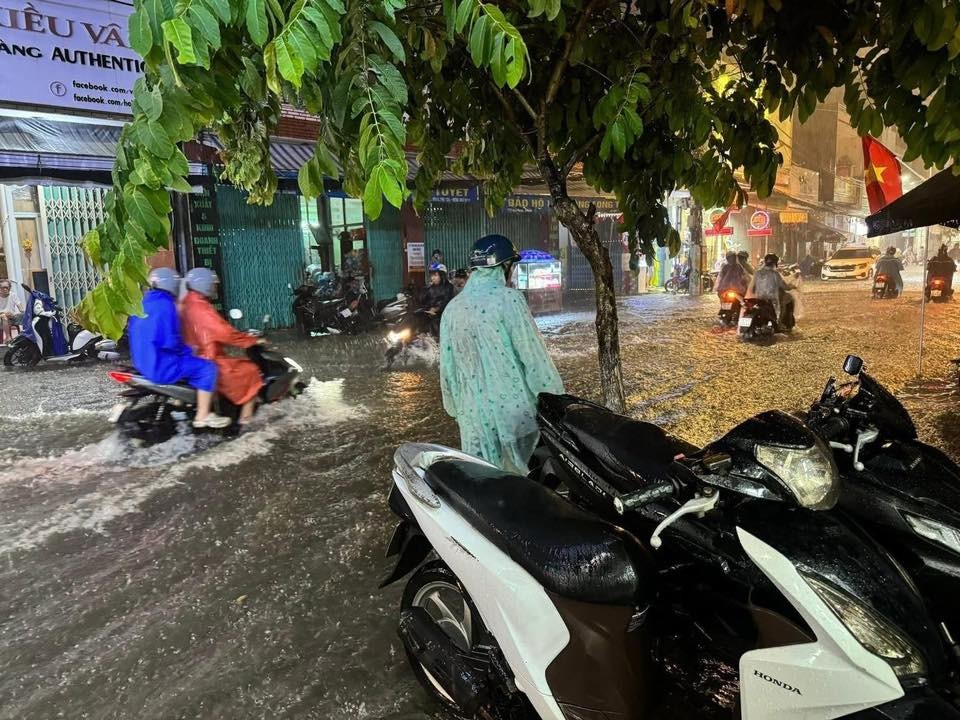 Miền Trung mưa lớn, nhiều khu vực bị ngập úng cục bộ