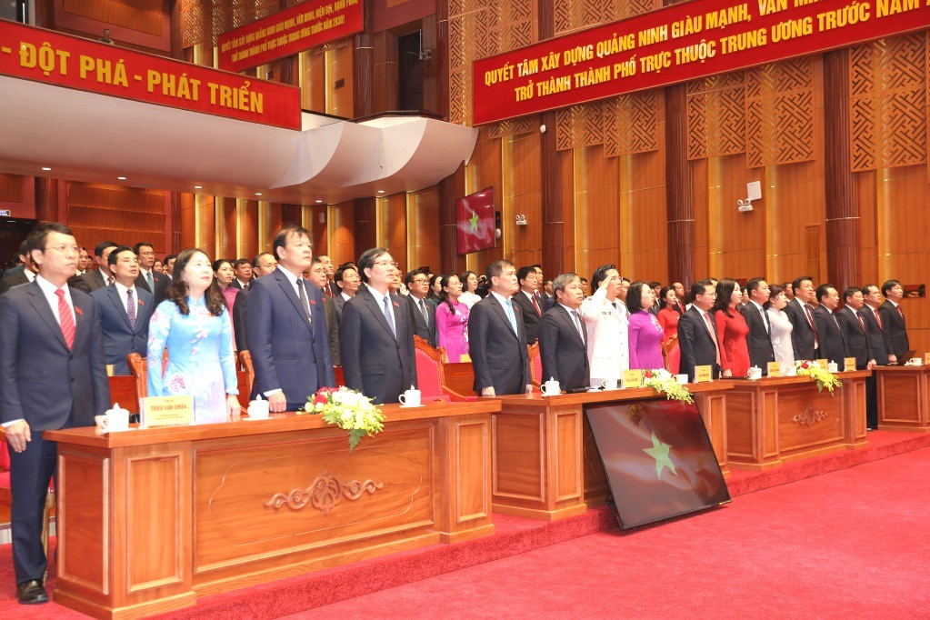 Các đại biểu thực hiện nghi thức chào cờ bế mạc Đại hội. 