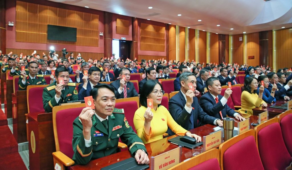 100% đại biểu biểu quyết thống nhất cao Nghị quyết Đại hội đại biểu Đảng bộ tỉnh Quảng Ninh lần thứ XVI. 100% đại biểu biểu quyết thống nhất cao Nghị quyết Đại hội đại biểu Đảng bộ tỉnh Quảng Ninh lần thứ XVI.