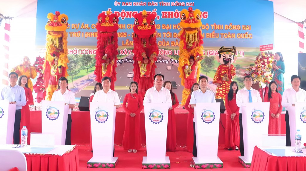 Các đại biểu thực hiện nghi thức khởi công Các đại biểu thực hiện nghi thức khởi công