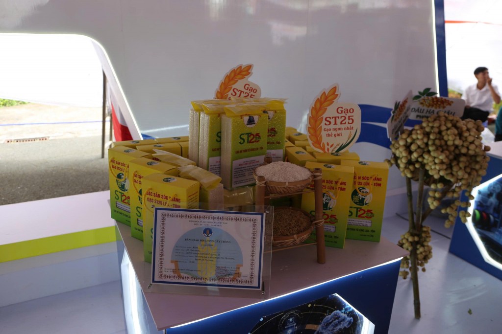 Nhiều sản phẩm OCOP được trưng bày