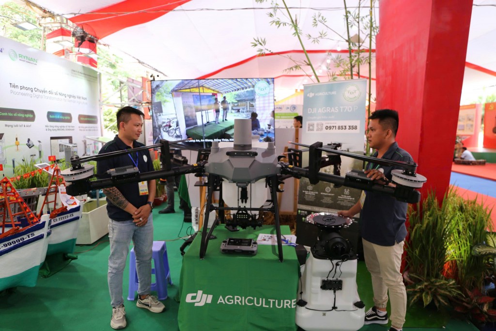 Nhiều thiết bị phục vụ cho nông nghiệp được giới thiệu tại triển lãm