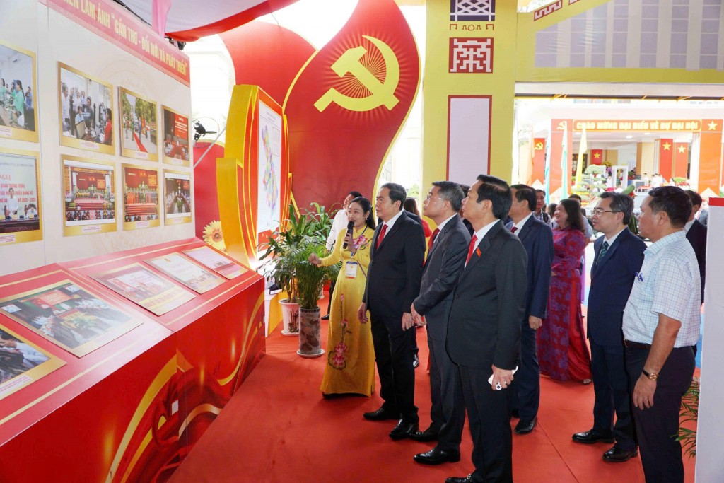 Chủ tịch Quốc hội Trần Thanh Mẫn cùng đoàn tham quan triển lãm ảnh thành tựu của TP Cần Thơ.